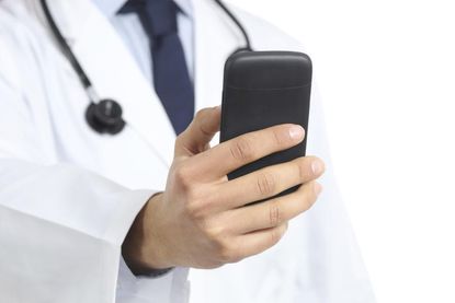 Seattle doctor suspended for allegedly sending sexts &mdash; during surgery