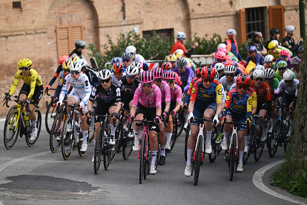 Strade Bianche Women LIVE - The riders take on the early gravel sectors through the Tuscan countryside