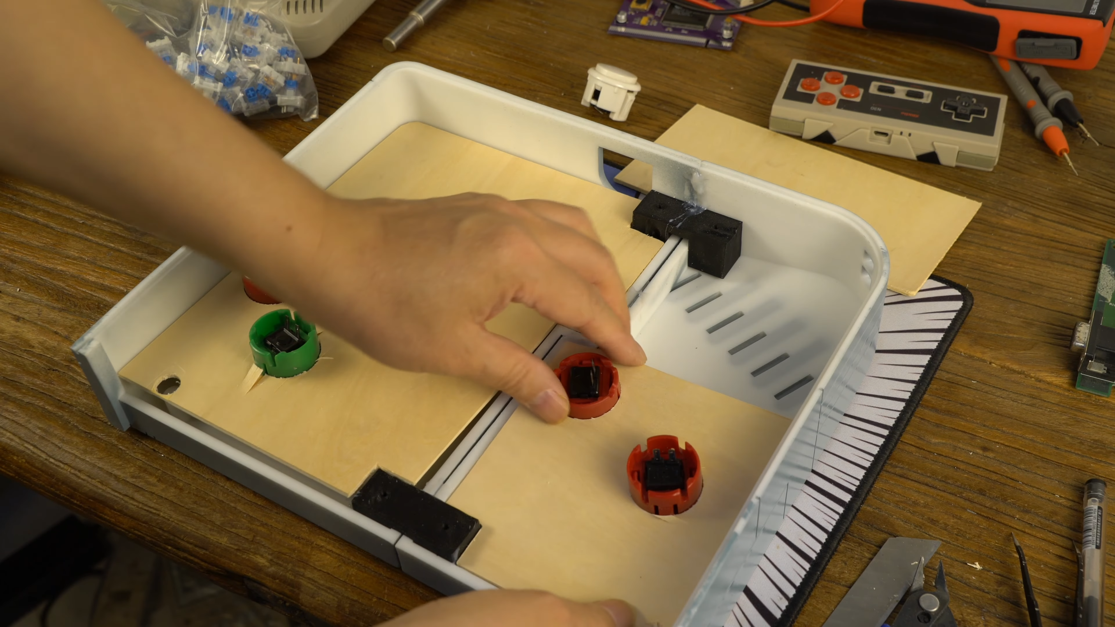 Putting together the giant Game Boy with an electroluminescent screen