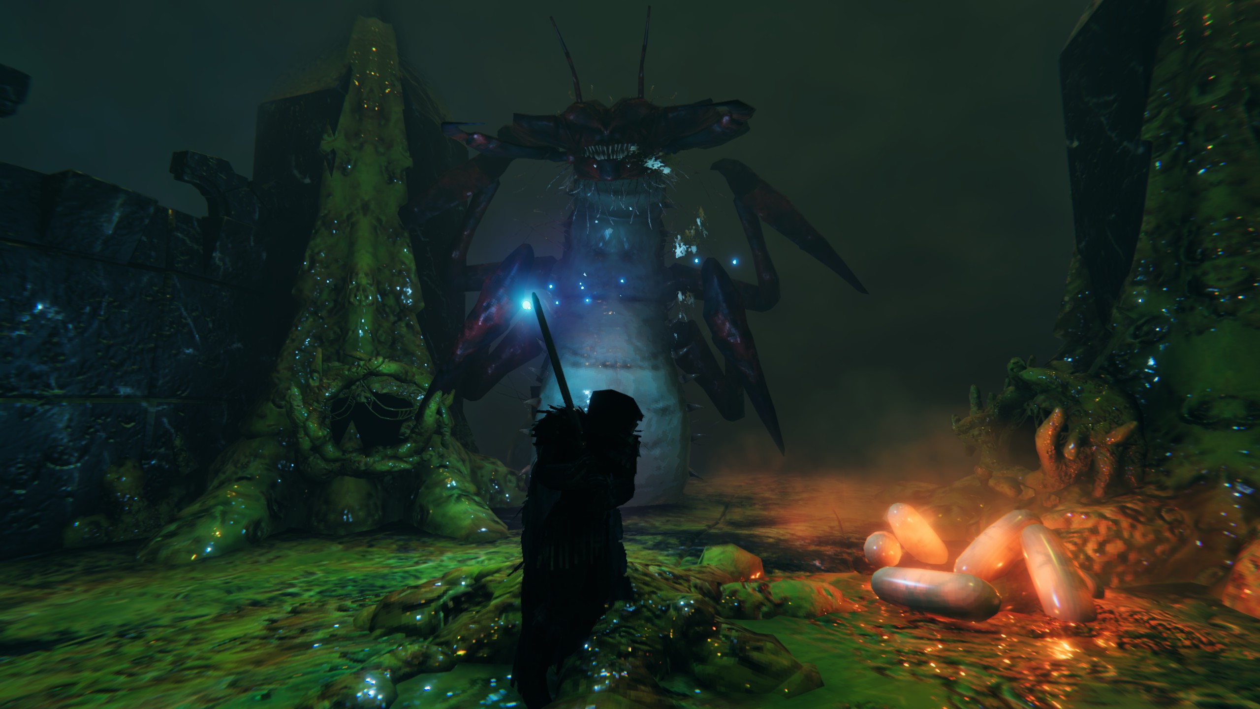 Valheim Mistlands Queen boss - un insecte géant à quatre membres et antennes se tient devant le joueur à l'intérieur d'une ruche sombre.