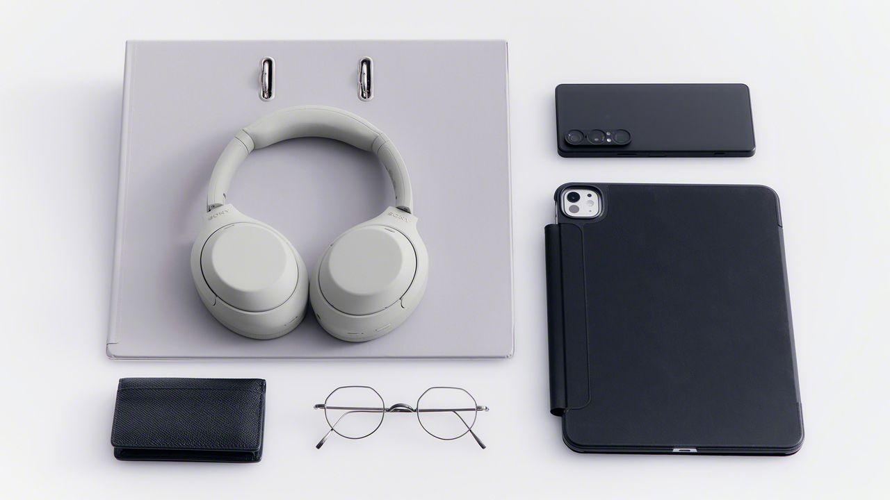 A selection of images of the Sony WH-1000XM4C ANC headphone.