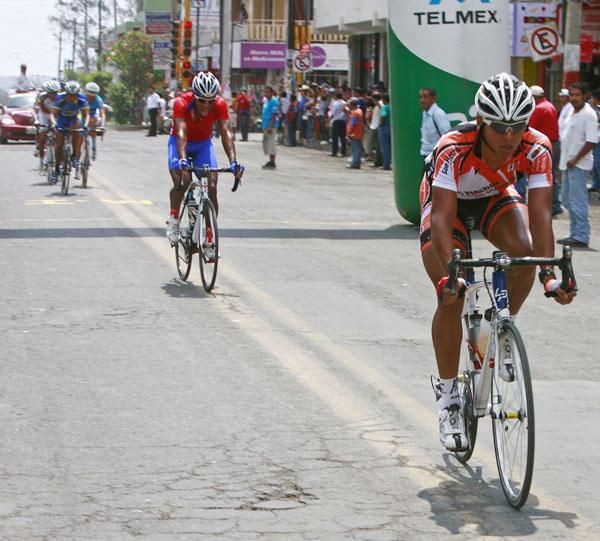 Daniel Omar Juarez takes the first meta volante of the stage.