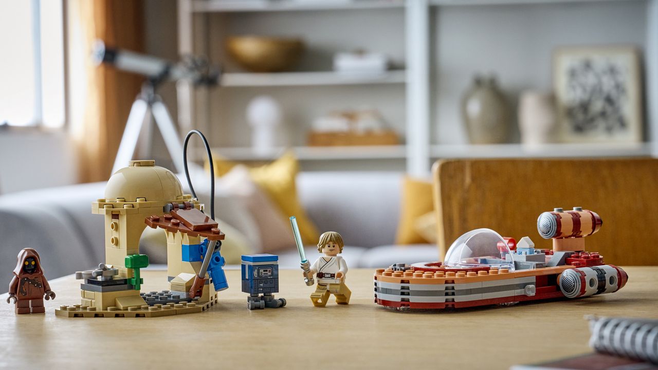 Lego Landspeeder set and minifigures on a wooden table