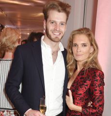 Louis Spencer wearing a suit and posing with his mother Victoria Aitken at a 2017 Tatler party