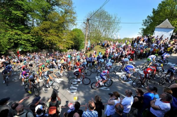 The peloton tackles the Mur de Huy.