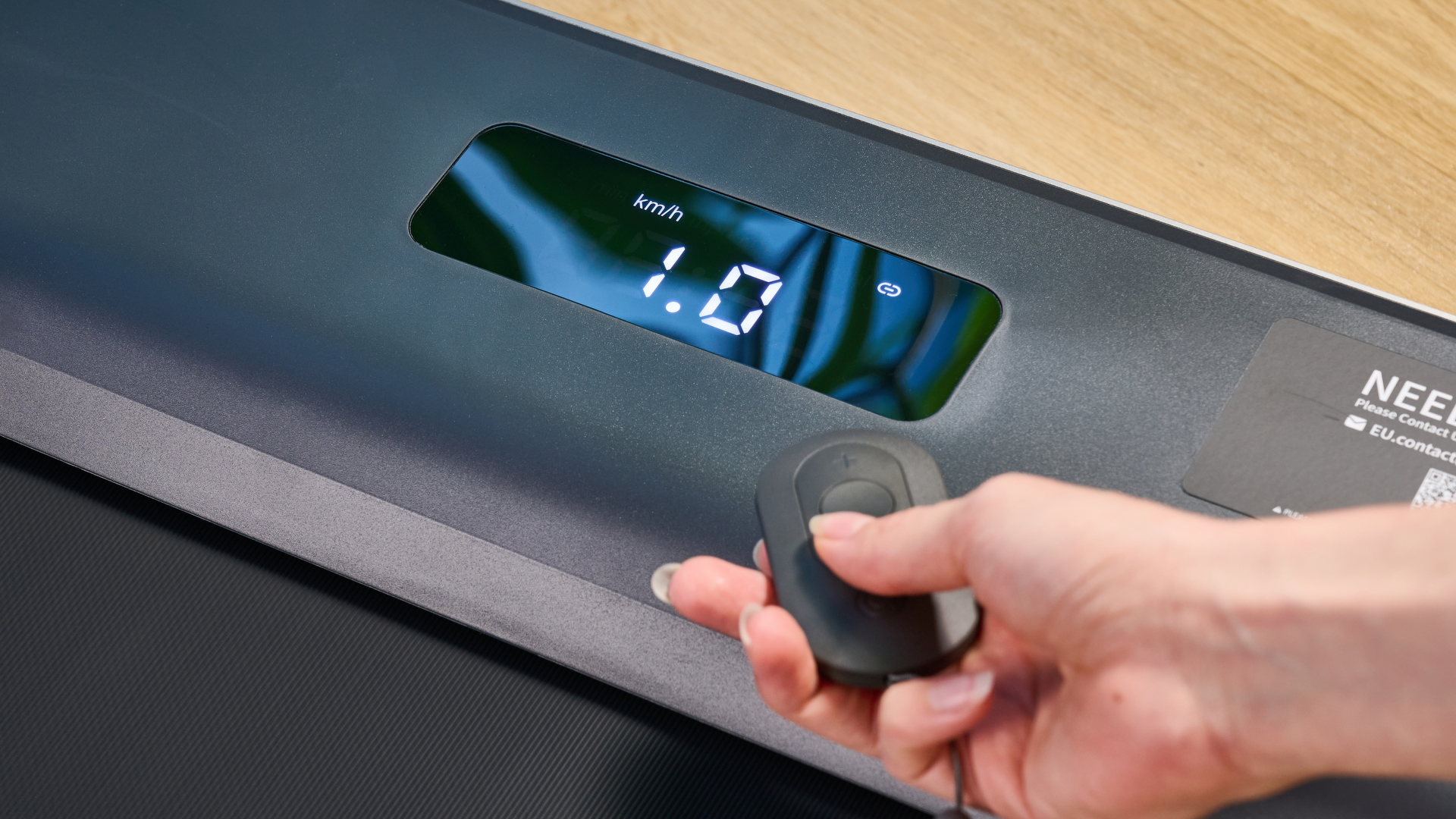 Using the remote to control the speed of the WalkingPad Z1