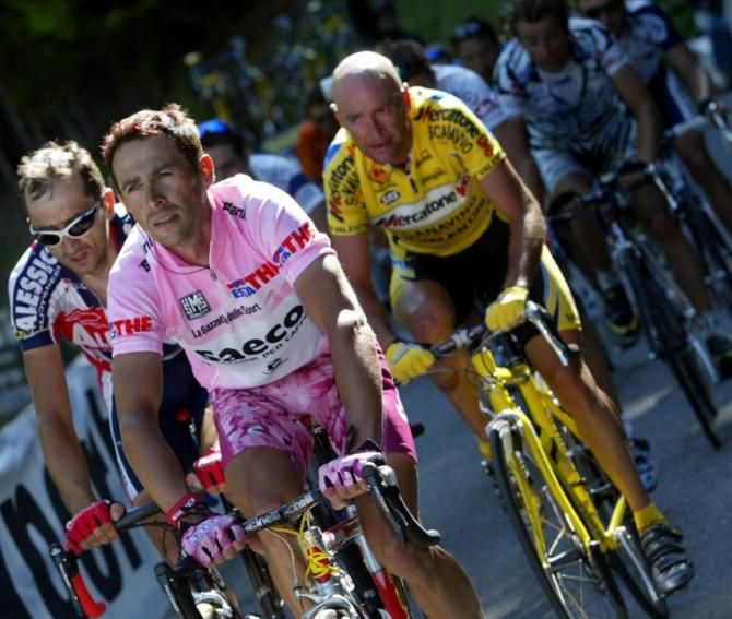 Gilberto Simoni leads Andrea Noe and Marco Pantani up the climb