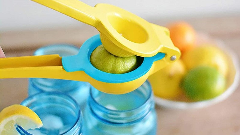 manual juicer with lime and jars