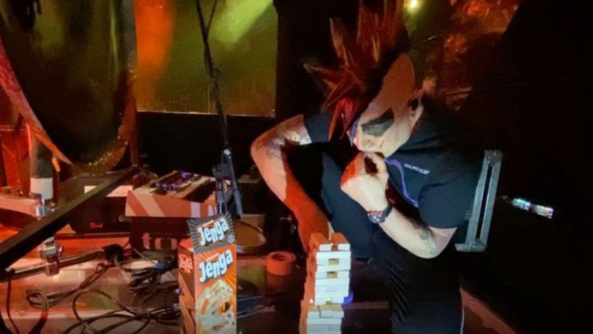 Tool&#039;s Maynard James Keenan plays Jenga