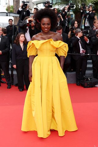 viola davis mengenakan gaun off-shoulder kuning di festival film cannes