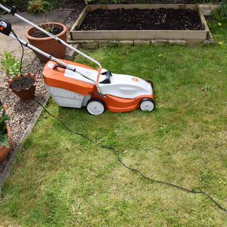 Testing the Stihl RME 235 Electric Lawn Mower at home