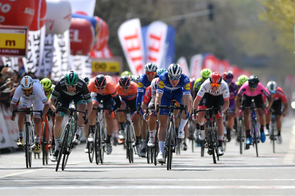 Sam Bennett (Bora-Hansgrohe) beat Fabio Jakobsen and Caleb Ewan