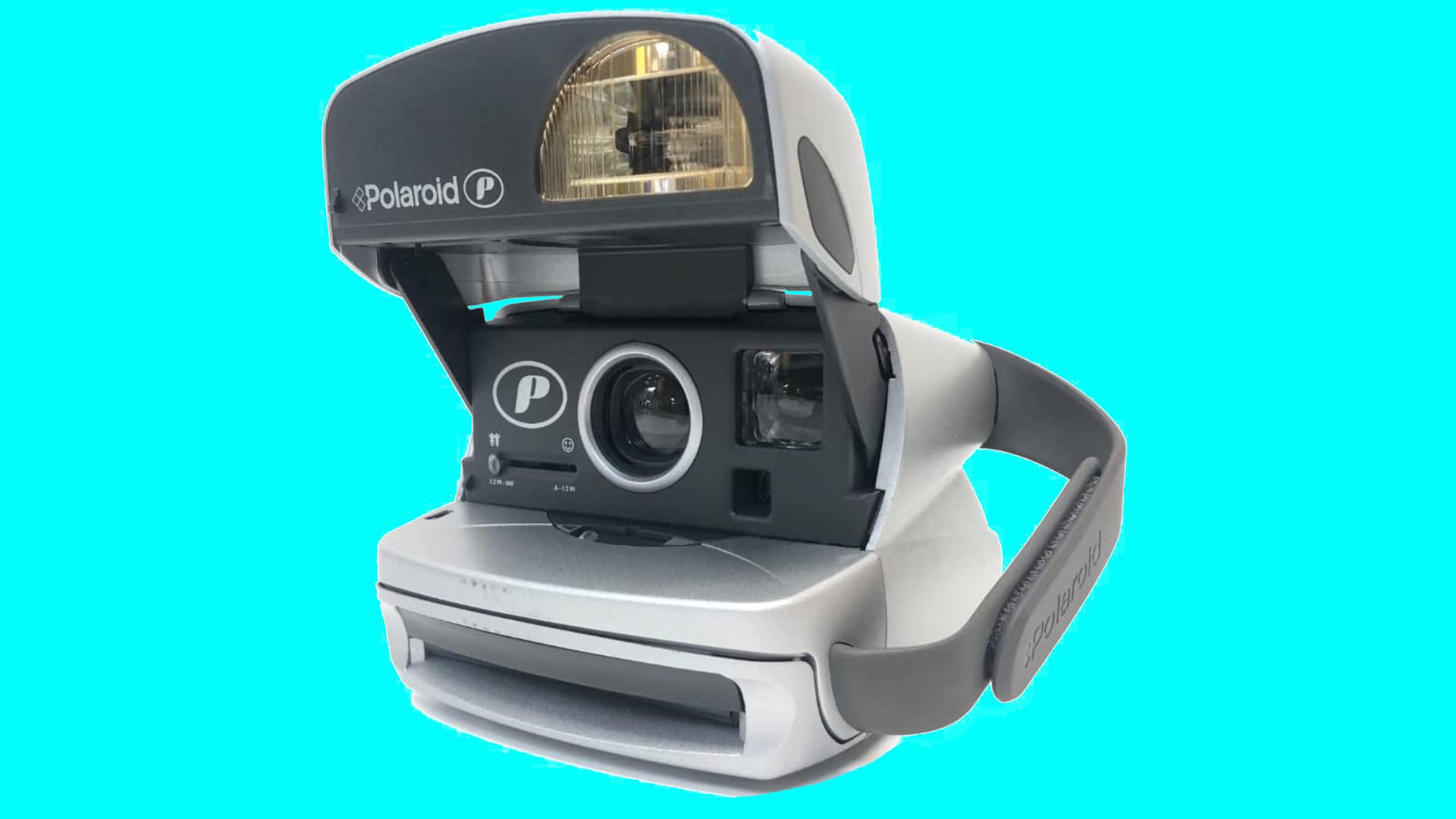 Kamera instan Polaroid P600 dengan latar belakang biru cerah