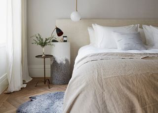 Farmhouse bedroom ideas with dried flowers