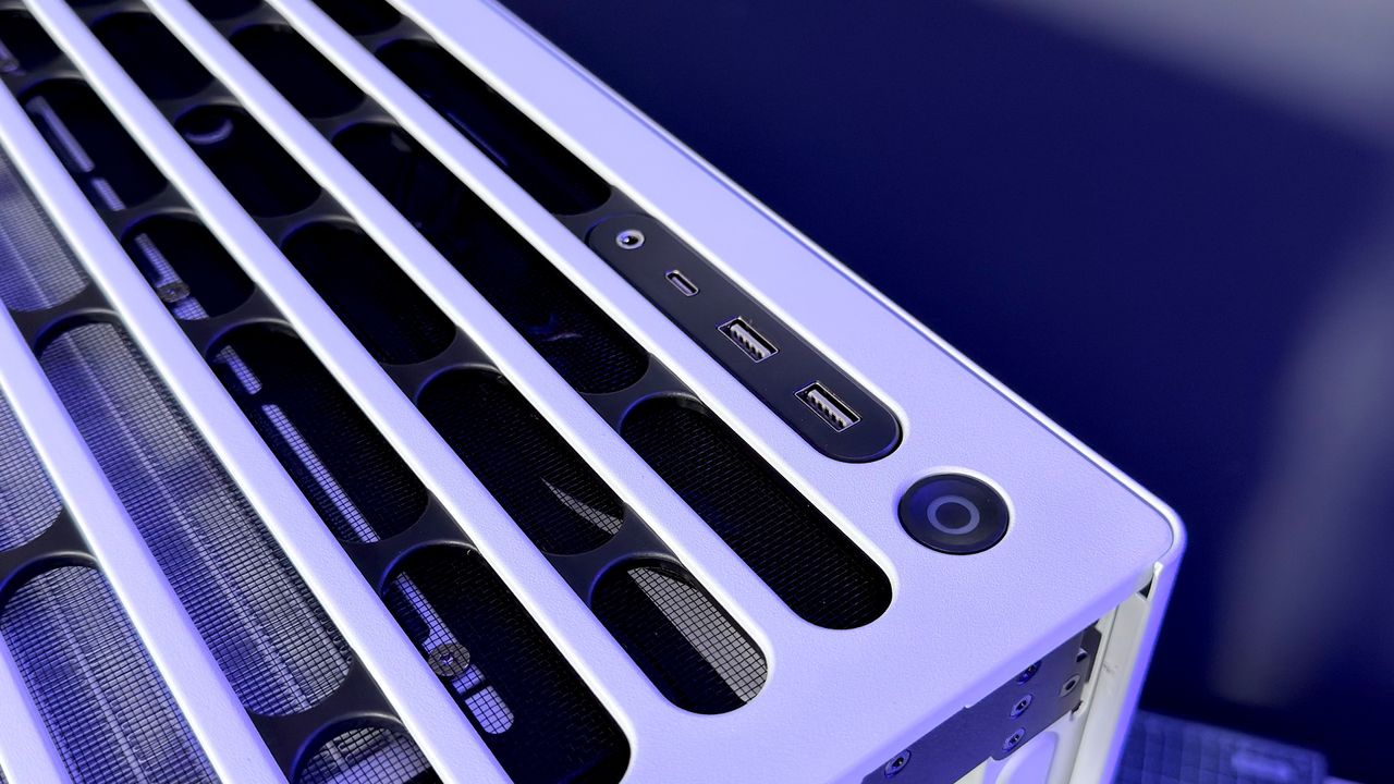 The Havn HS 360 PC case in black and white on a desk.