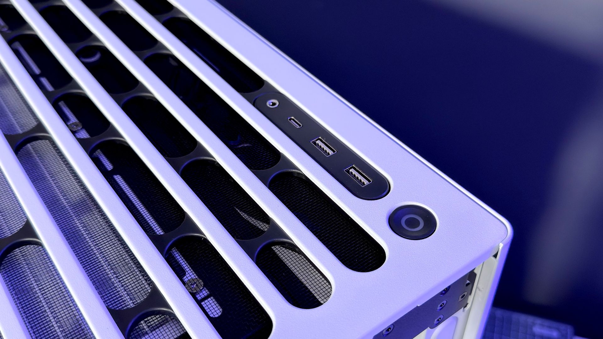 The Havn HS 360 PC case in black and white on a desk.
