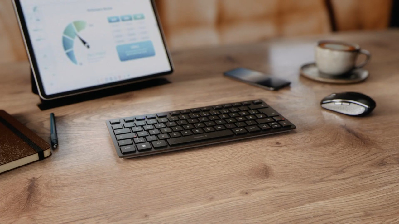 Cherry KW 9200 Mini-Tastatur auf einem Schreibtisch