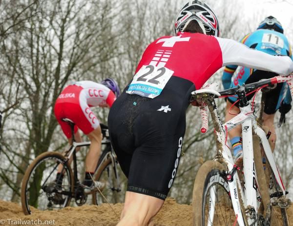 Arnaud Grand (Switzerland) pushing his bike with one lap to go