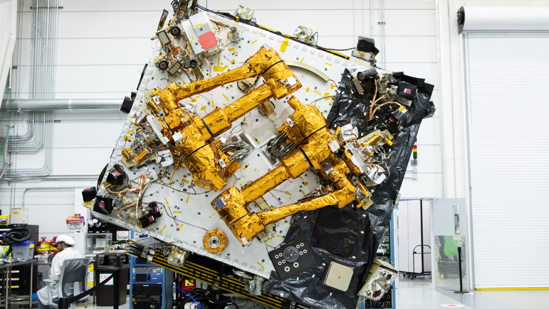 CubeSat com dois braços multiarticulados em sala limpa
