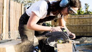 Woman builder using best circular saws for woodcutting