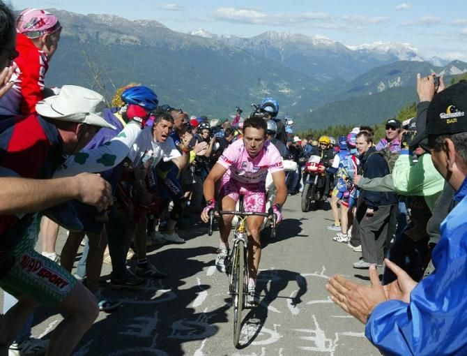 Gilberto Simoni (Team Saeco) rides towards victory in 2003