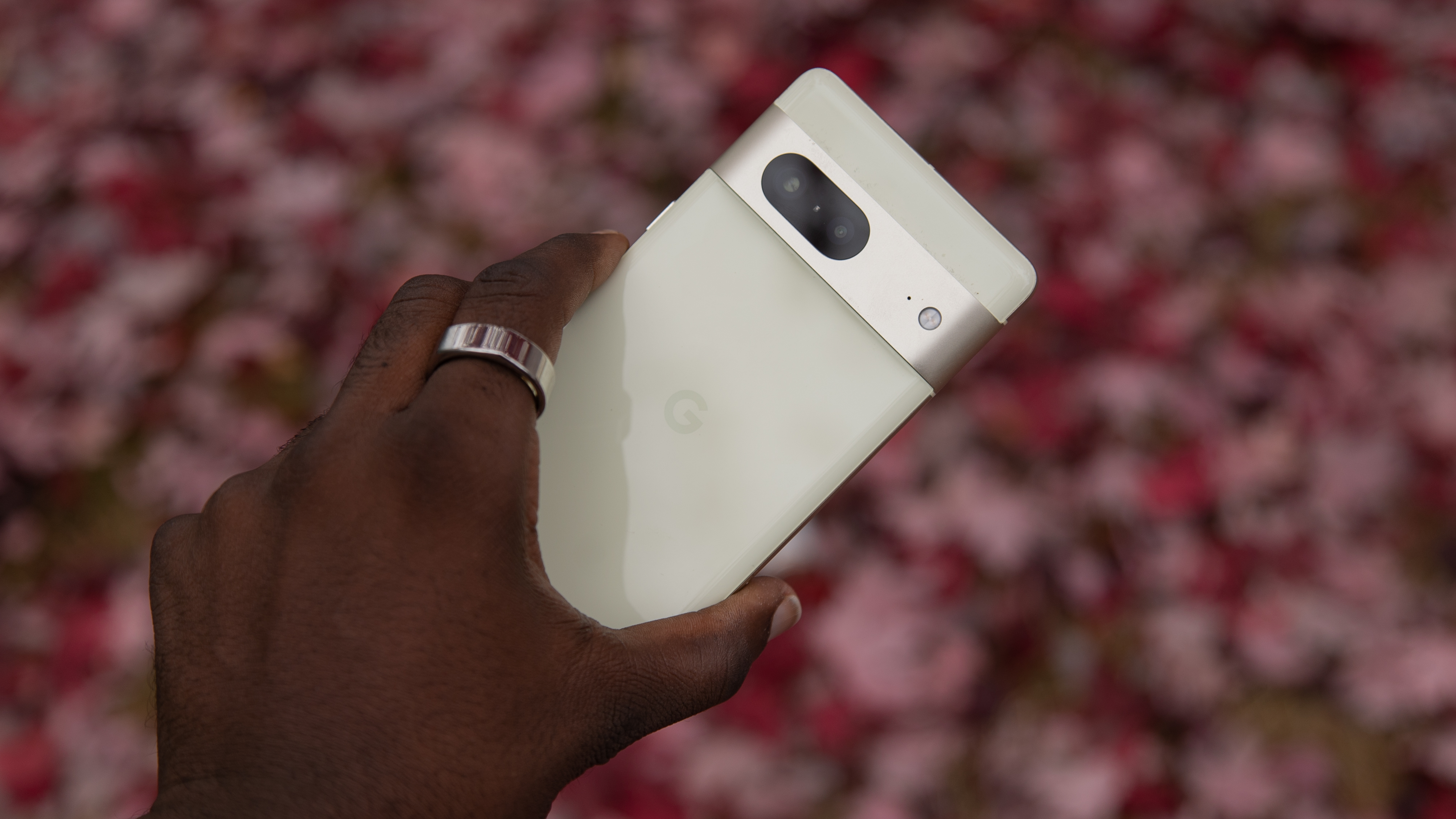 Holding the Pixel 7 wearing the Oura Ring