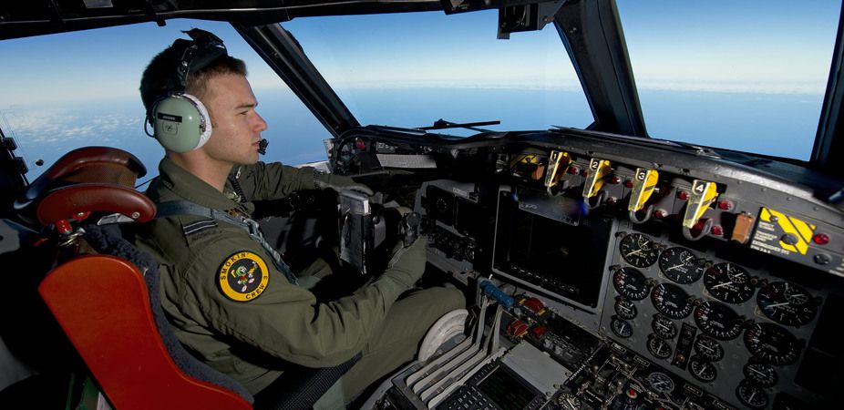 An RAAF pilot steers his AP-3C Orion, search for flight mh370