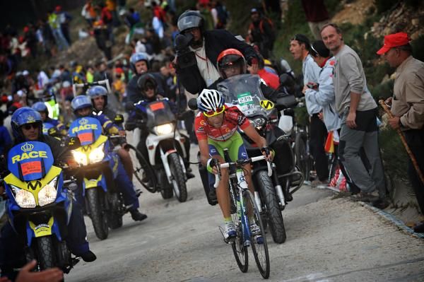 Vincenzo Nibali (Liquigas) fights his way back to Mosquera.