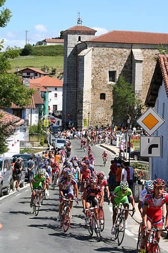 The peloton chases the break up the road.