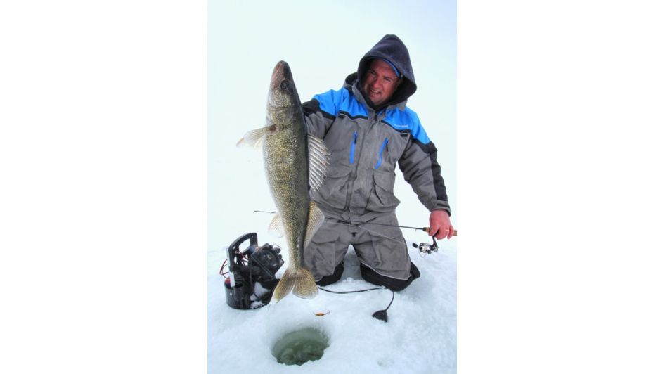 How to use a fish finder for ice fishing: a complete guide for beginners and experts | Advnture