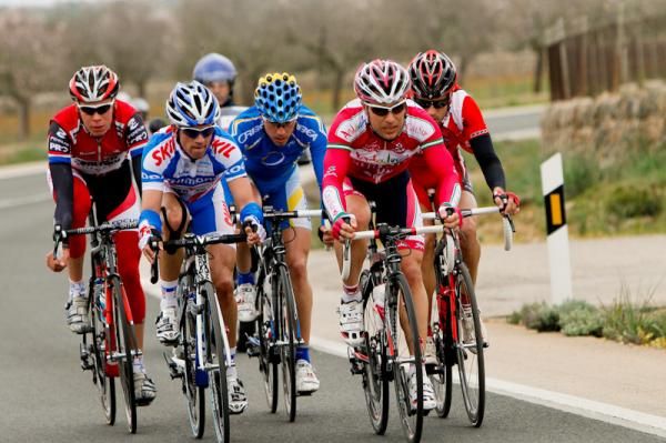 Ortega (Andalucia-Cajasur), Blazquez (Orbea), Mas (Burgos Monumental), Deroo (Skil-Shimano) and Van Zandbeek (Van Vliet EBH Elshof) continue their lengthy breakaway.