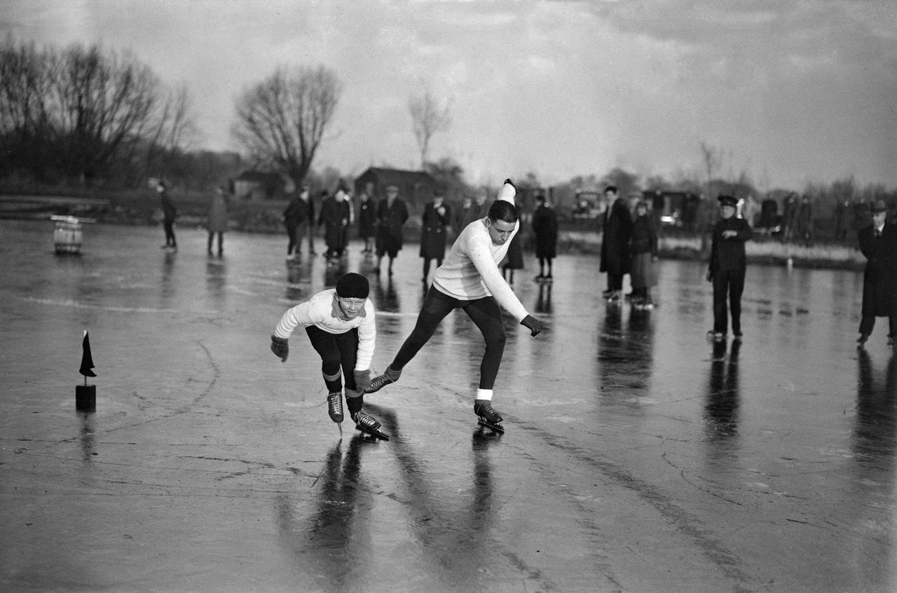 The hotly contested 1933 British Quarter-mile Ice Skating Championships at Rickmansworth, Hertfordshire, (Photo by J. A. Hampton/Topical Press Agency/Hulton Archive/Getty Images)