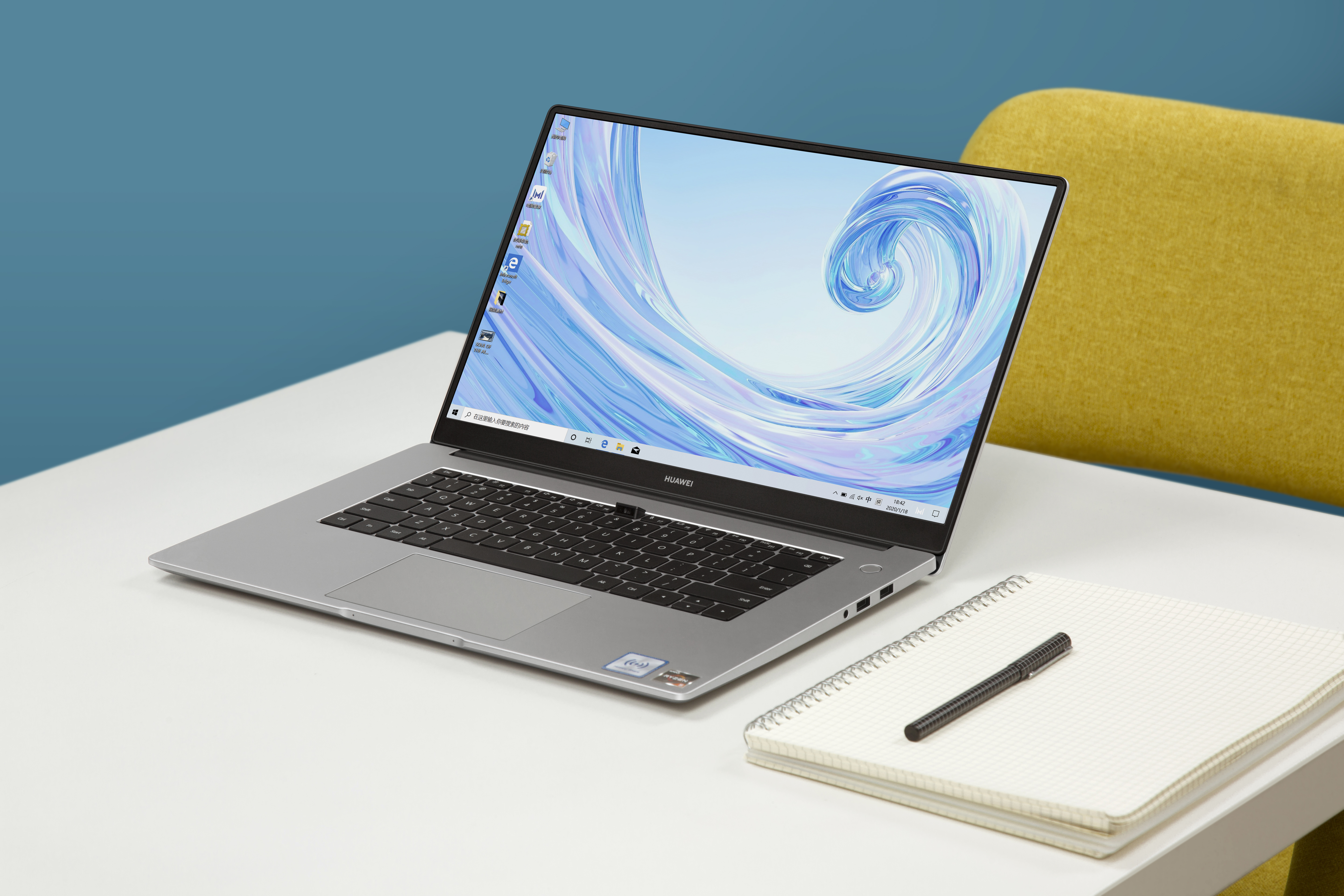 Huawei MateBook D 15 pöydällä muistivihkon vieressä