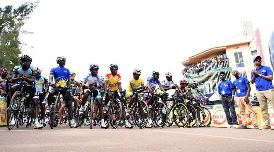 The peloton lines up at the start