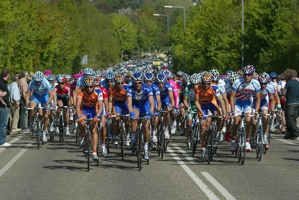 Peloton on the Bergseweg.