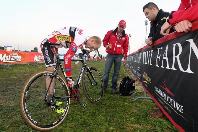 At the end of the race Klaas Vantornout examines the drivetrain which cost him a podium result.