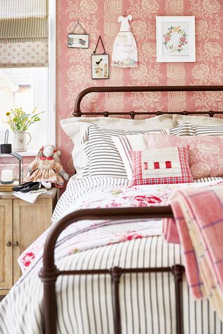 vintage bedroom wallpaper with pink scheme