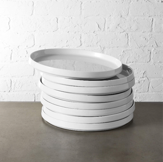 Rimmed modern white plate set.