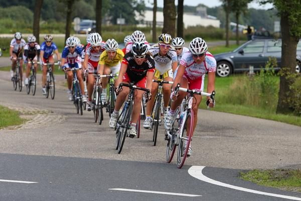 The break turns from the narrow bike lanes and bike paths of the course onto the main road back to the start / finish
