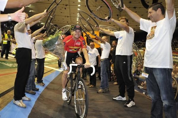 Bruno Risi gets the traditional Six Day lap of honor