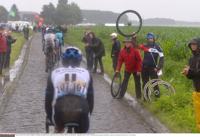 Riders on the cobbles of stage 5