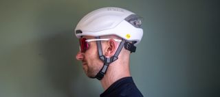 A man wearing a white Fixik Kudo aero helmet 