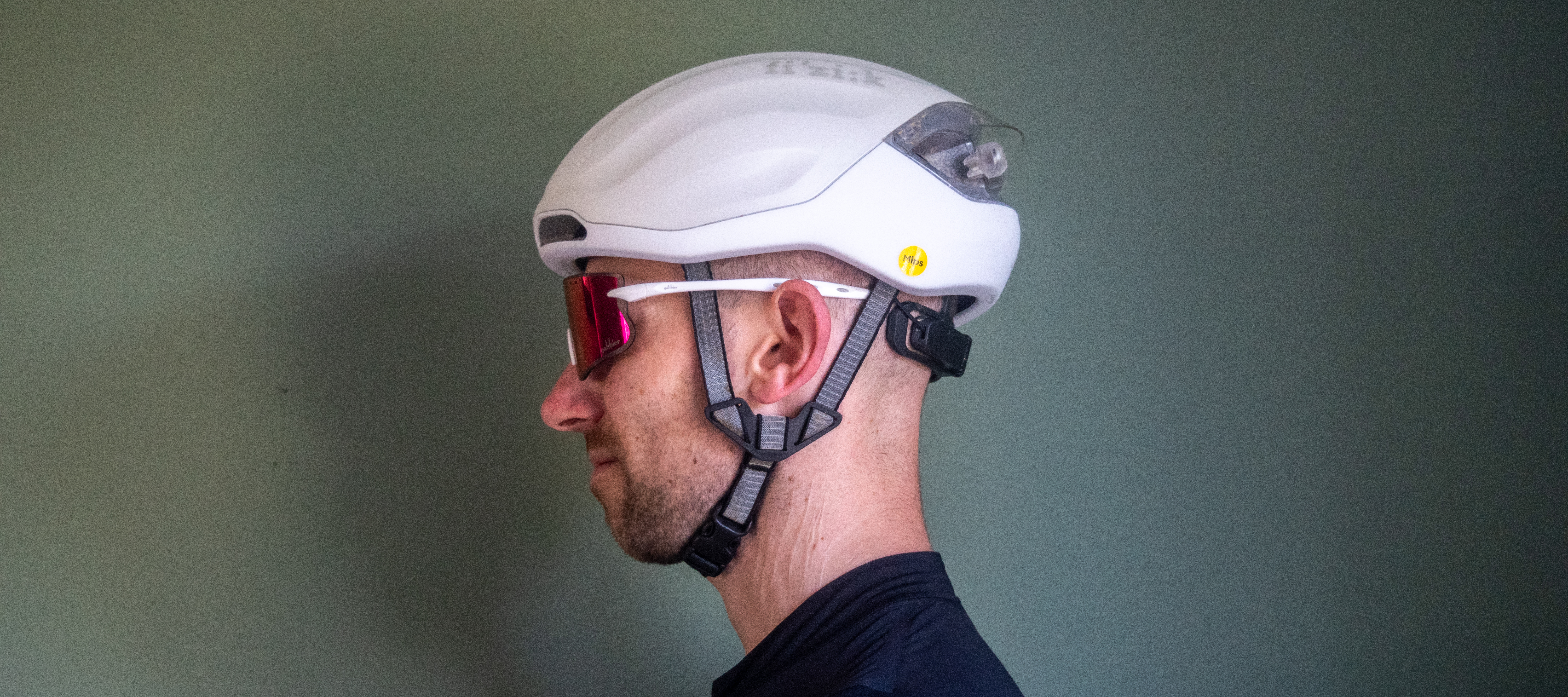A man wearing a white Fixik Kudo aero helmet 
