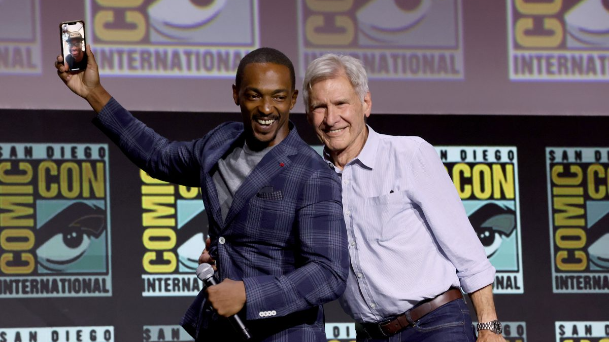 Anthony Mackie en Harrison Ford glimlachen