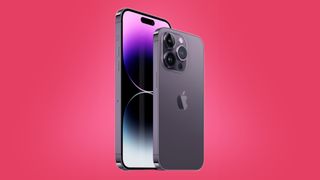 En svart iPhone 14 Pro visas upp fram- och bakifrån mot en rosa bakgrund.