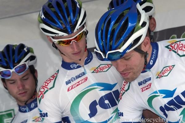 Saur-Sojasun riders sign in for stage 1 of Paris-Correze.