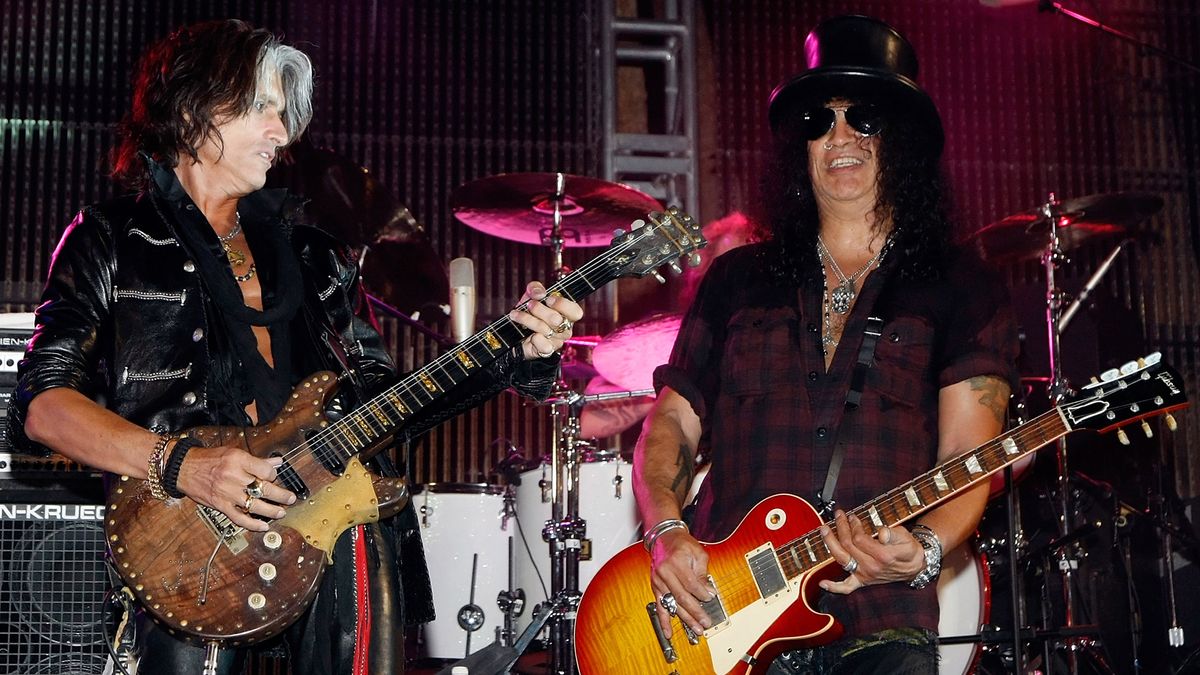 Aerosmith guitarist Joe Perry (L) and guitarist Slash perform during a concert at the Bare Pool Lounge at The Mirage Hotel &amp; Casino to celebrate the resort&#039;s 20th anniversary early on October 3, 2009 in Las Vegas, Nevada. 