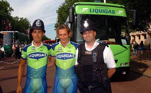 Manuel Quinziato and Filippo Pozzato (Liquigas) with London's finest.