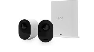 Kaksi Arlo Ultra 2 kameraa valkoisella pohjalla