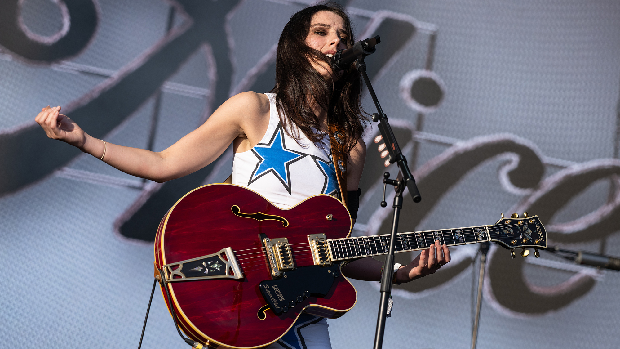 Ellie Rowsell from Wolf Alice performs on The Other Stage during day five of Glastonbury festival 2025 at Worthy Farm, Pilton on June 29, 2025 in Glastonbury, England